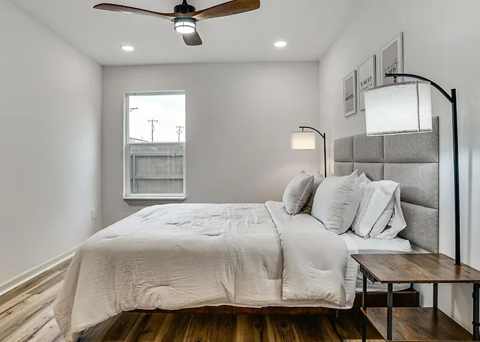 Updated Craftsman In Historic Southside Worth